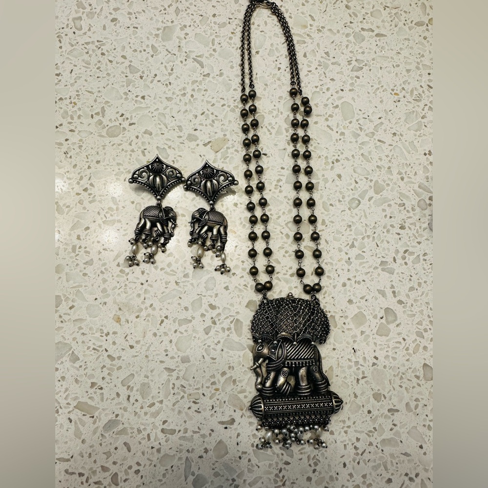 Statement necklace with elephant!